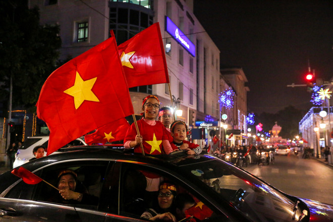 Đường phố Hà Nội 'nhuộm đỏ' sau chiến thắng thần kỳ của U23 Việt Nam ảnh 23