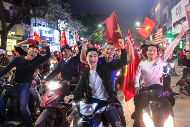 Đường phố Hà Nội 'nhuộm đỏ' sau chiến thắng thần kỳ của U23 Việt Nam ảnh 13
