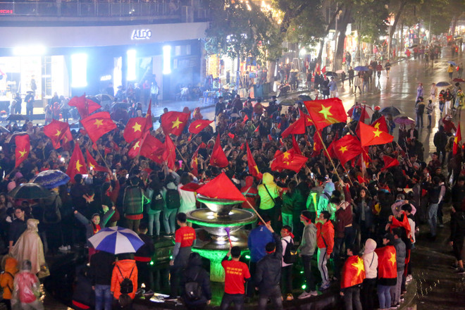 Người hâm mộ vẫn đổ ra đường ăn mừng sau trận thua của U23 Việt Nam ảnh 17