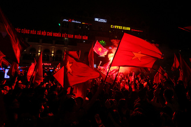 Người hâm mộ vẫn đổ ra đường ăn mừng sau trận thua của U23 Việt Nam ảnh 13