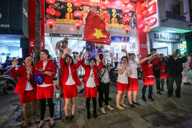 Đường phố Hà Nội 'nhuộm đỏ' sau chiến thắng thần kỳ của U23 Việt Nam ảnh 6