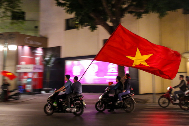 Đường phố Hà Nội 'nhuộm đỏ' sau chiến thắng thần kỳ của U23 Việt Nam ảnh 5