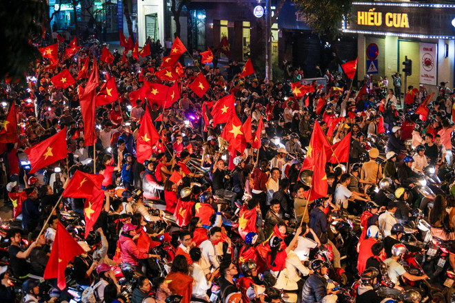 Đường phố Hà Nội 'nhuộm đỏ' sau chiến thắng thần kỳ của U23 Việt Nam ảnh 7