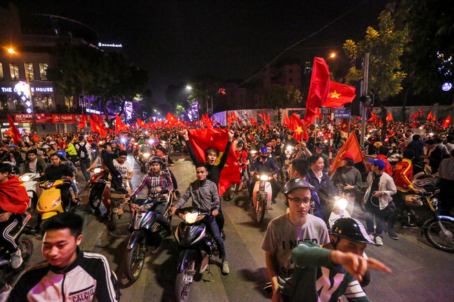 Đường phố Hà Nội 'nhuộm đỏ' sau chiến thắng thần kỳ của U23 Việt Nam ảnh 15