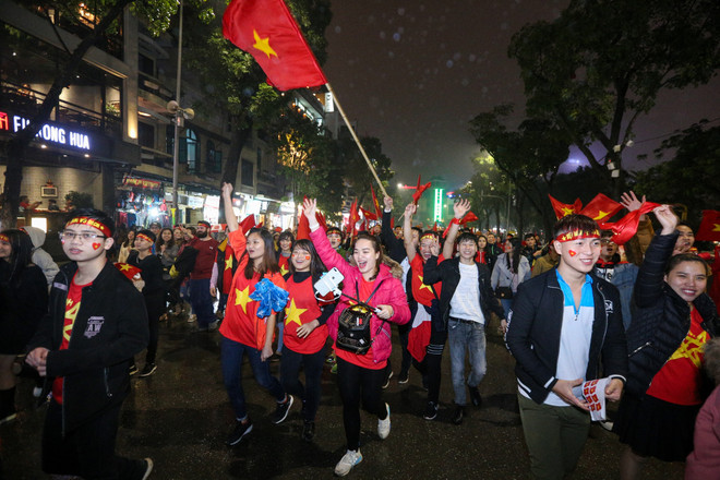Người hâm mộ vẫn đổ ra đường ăn mừng sau trận thua của U23 Việt Nam ảnh 3