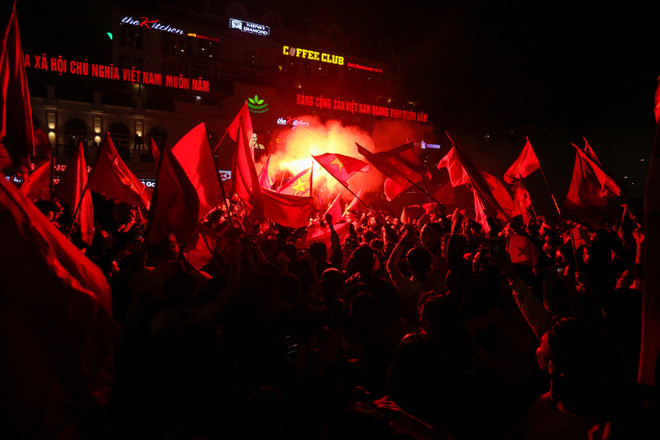 Người hâm mộ vẫn đổ ra đường ăn mừng sau trận thua của U23 Việt Nam ảnh 12