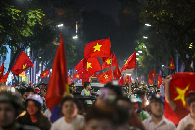 Đường phố Hà Nội 'nhuộm đỏ' sau chiến thắng thần kỳ của U23 Việt Nam ảnh 3