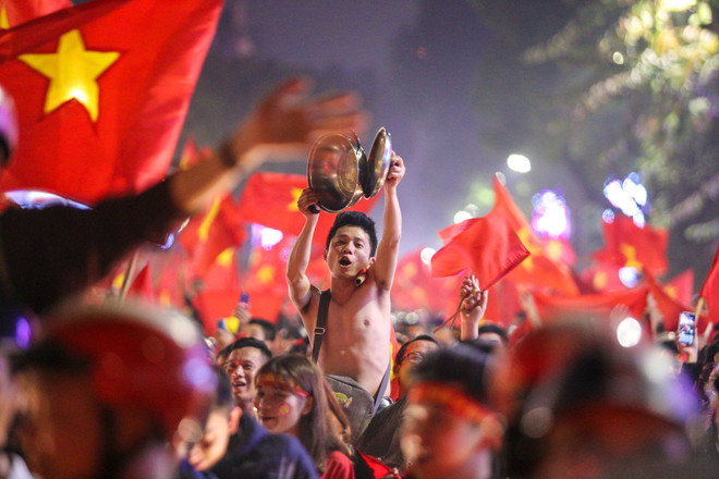 Đường phố Hà Nội 'nhuộm đỏ' sau chiến thắng thần kỳ của U23 Việt Nam ảnh 10