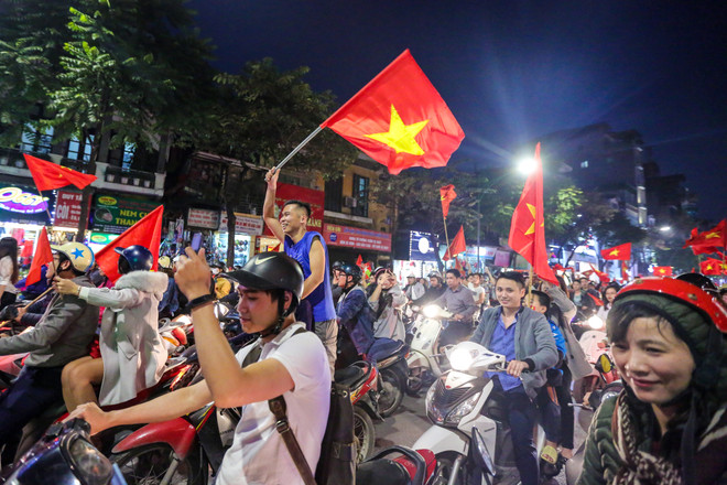 Đường phố Hà Nội 'nhuộm đỏ' sau chiến thắng thần kỳ của U23 Việt Nam ảnh 12