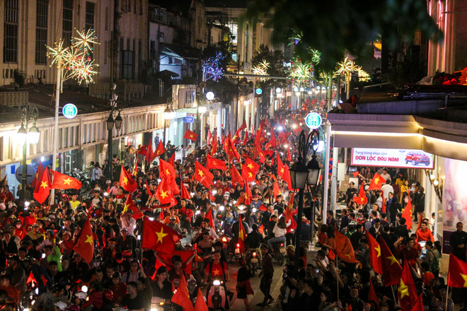 Đường phố Hà Nội 'nhuộm đỏ' sau chiến thắng thần kỳ của U23 Việt Nam ảnh 19
