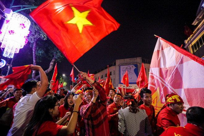 Đường phố Hà Nội 'nhuộm đỏ' sau chiến thắng thần kỳ của U23 Việt Nam ảnh 18
