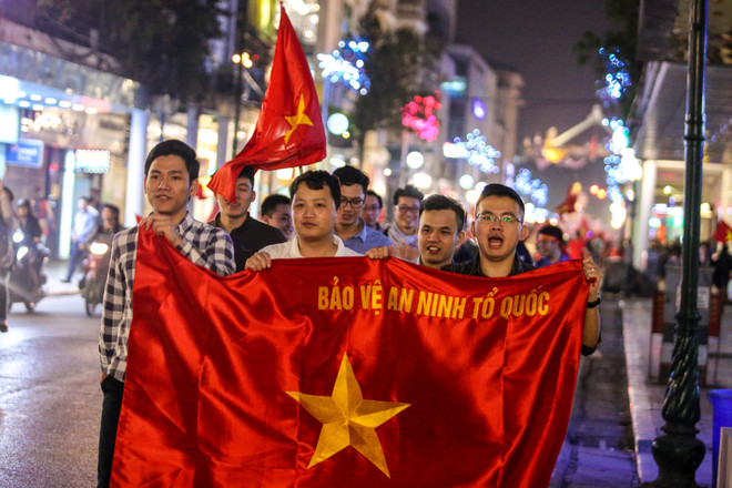 Đường phố Hà Nội 'nhuộm đỏ' sau chiến thắng thần kỳ của U23 Việt Nam ảnh 11