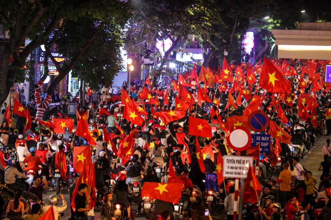 Đường phố Hà Nội 'nhuộm đỏ' sau chiến thắng thần kỳ của U23 Việt Nam ảnh 8