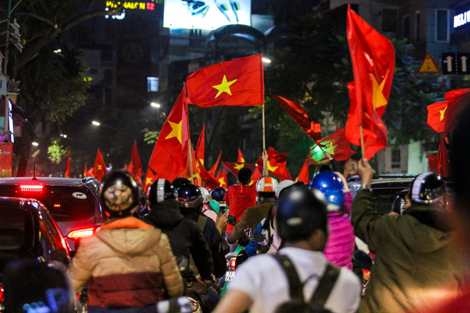 Đường phố Hà Nội 'nhuộm đỏ' sau chiến thắng thần kỳ của U23 Việt Nam ảnh 2
