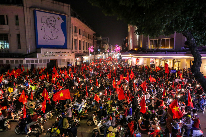 Đường phố Hà Nội 'nhuộm đỏ' sau chiến thắng thần kỳ của U23 Việt Nam ảnh 1