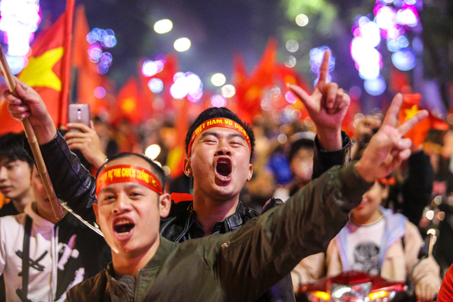 Đường phố Hà Nội 'nhuộm đỏ' sau chiến thắng thần kỳ của U23 Việt Nam ảnh 9