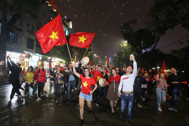 Người hâm mộ vẫn đổ ra đường ăn mừng sau trận thua của U23 Việt Nam ảnh 7