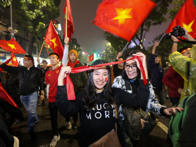 Người hâm mộ vẫn đổ ra đường ăn mừng sau trận thua của U23 Việt Nam ảnh 5