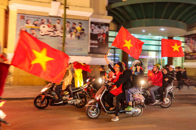 Đường phố Hà Nội 'nhuộm đỏ' sau chiến thắng thần kỳ của U23 Việt Nam ảnh 21