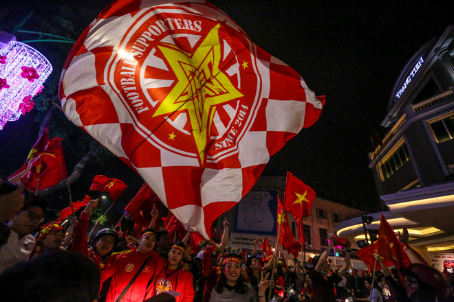 Đường phố Hà Nội 'nhuộm đỏ' sau chiến thắng thần kỳ của U23 Việt Nam ảnh 17