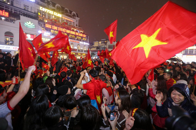 Người hâm mộ vẫn đổ ra đường ăn mừng sau trận thua của U23 Việt Nam ảnh 10