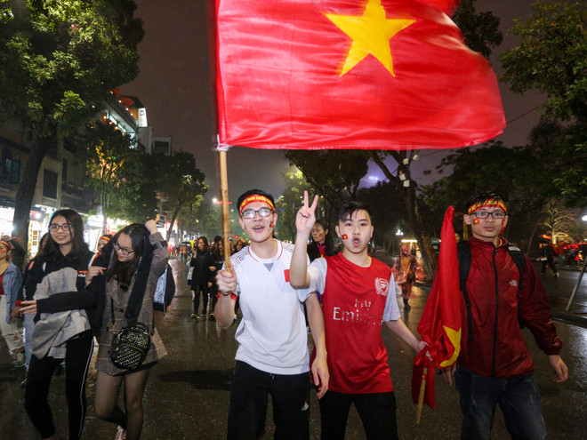 Người hâm mộ vẫn đổ ra đường ăn mừng sau trận thua của U23 Việt Nam ảnh 6