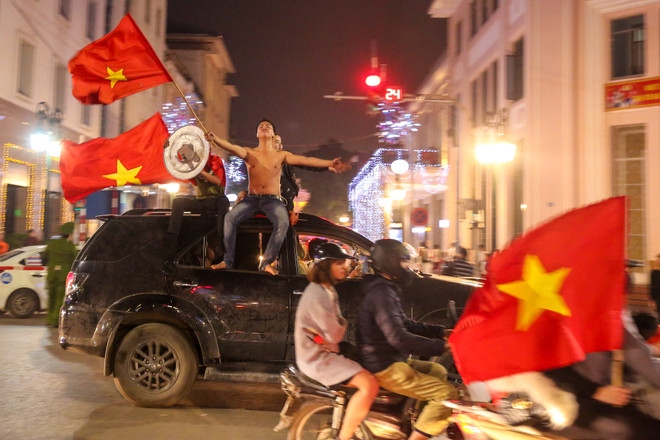 Đường phố Hà Nội 'nhuộm đỏ' sau chiến thắng thần kỳ của U23 Việt Nam ảnh 22