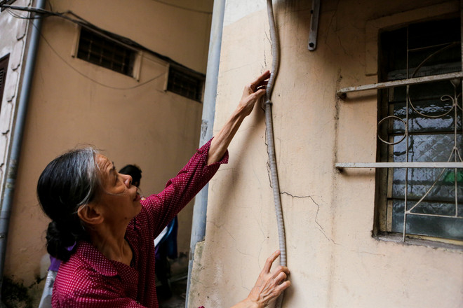 Hà Nội: 6 hộ dân nơm nớp lo nhà sập vì công trình xây dựng liền kề ảnh 2