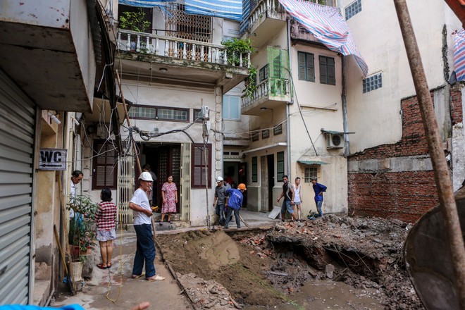 Hà Nội: 6 hộ dân nơm nớp lo nhà sập vì công trình xây dựng liền kề ảnh 1