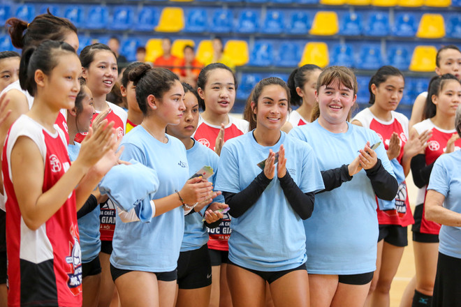 Sôi nổi màn so tài của các đội bóng chuyền nữ Việt Nam và Hoa Kỳ ảnh 1
