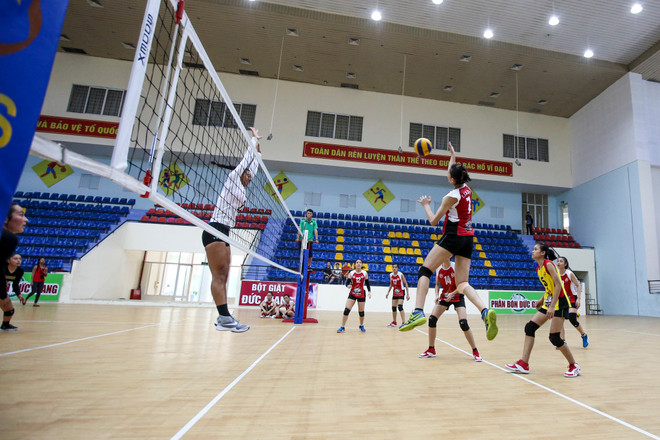 Sôi nổi màn so tài của các đội bóng chuyền nữ Việt Nam và Hoa Kỳ ảnh 11