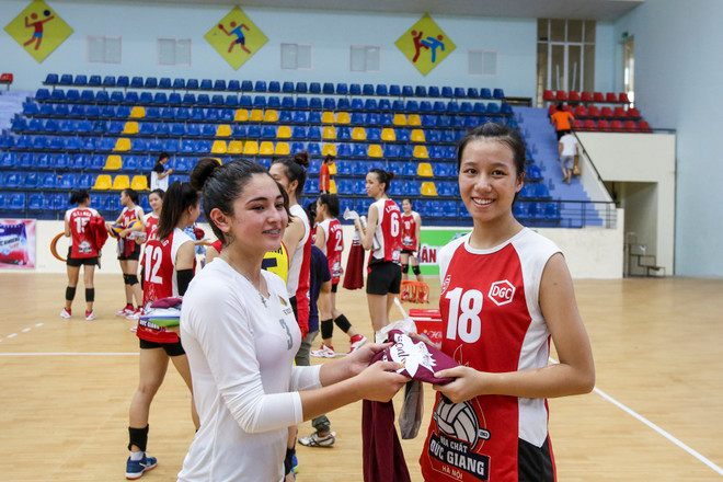 Sôi nổi màn so tài của các đội bóng chuyền nữ Việt Nam và Hoa Kỳ ảnh 5