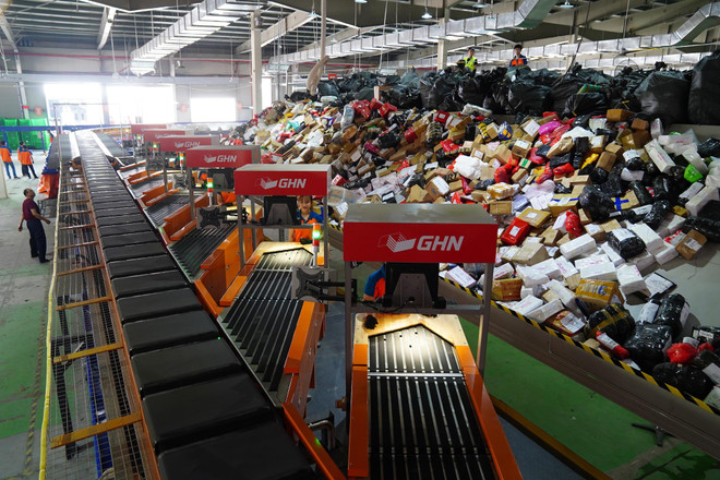 Vận hành hệ thống phân loại tự động 30.000 đơn hàng mỗi giờ ảnh 1