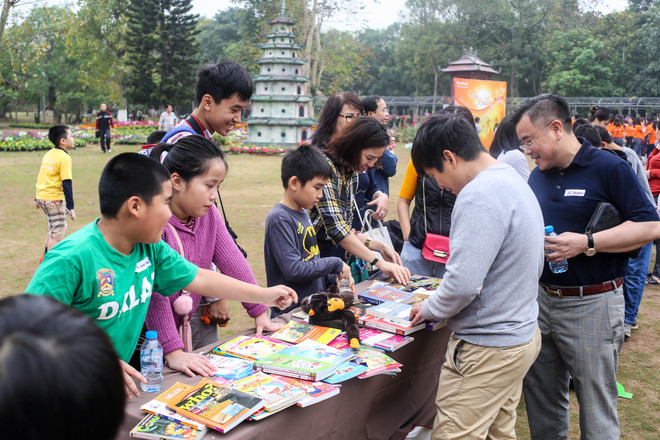 Ngộ nghĩnh phiên chợ từ thiện do chính học sinh tiểu học tự tổ chức ảnh 6