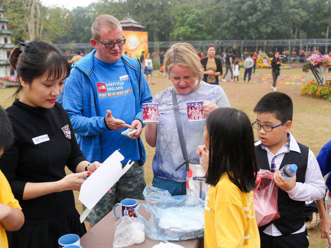 Ngộ nghĩnh phiên chợ từ thiện do chính học sinh tiểu học tự tổ chức ảnh 7