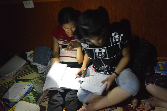 [Photo] Sĩ tử vật vã dùng đèn pin ôn bài trong cảnh mất điện ảnh 10