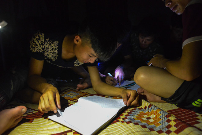 [Photo] Sĩ tử vật vã dùng đèn pin ôn bài trong cảnh mất điện ảnh 9