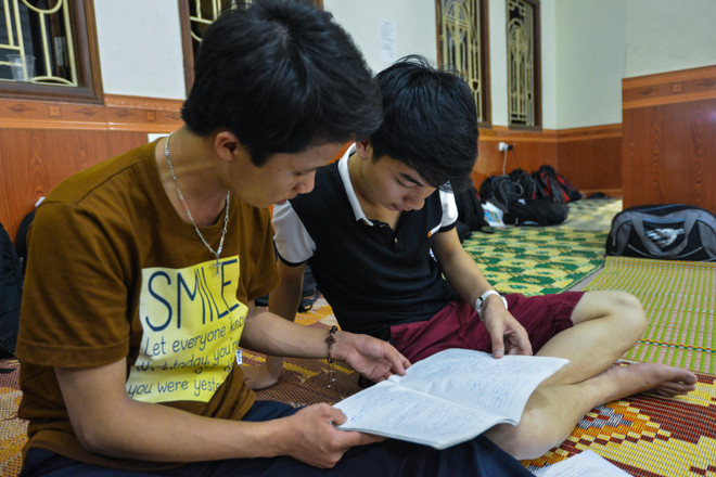 [Photo] Sĩ tử vật vã dùng đèn pin ôn bài trong cảnh mất điện ảnh 5