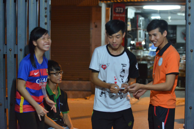 [Photo] Sĩ tử vật vã dùng đèn pin ôn bài trong cảnh mất điện ảnh 6