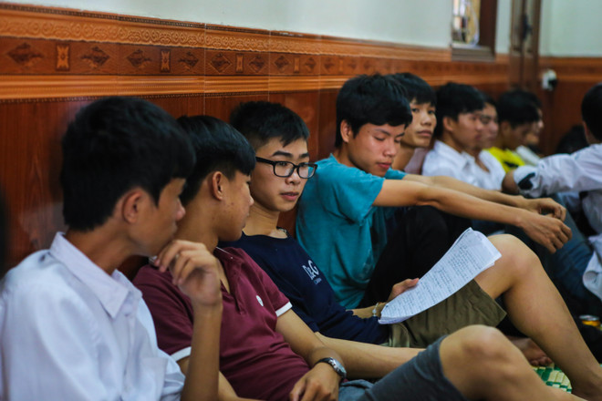 [Photo] Sĩ tử vật vã dùng đèn pin ôn bài trong cảnh mất điện ảnh 1