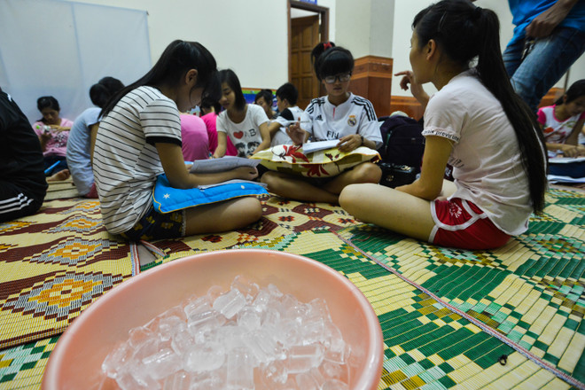 [Photo] Sĩ tử vật vã dùng đèn pin ôn bài trong cảnh mất điện ảnh 4