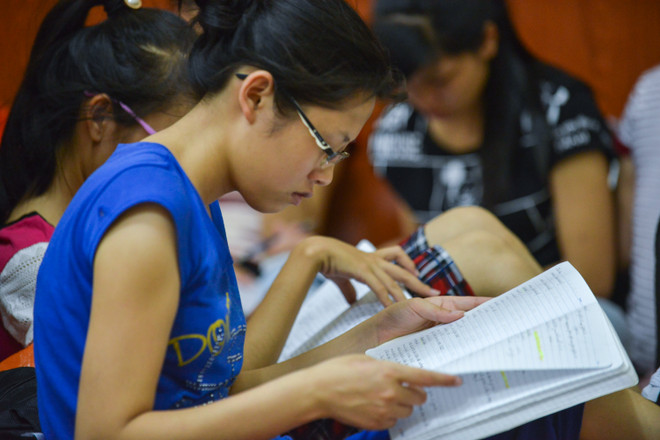 [Photo] Sĩ tử vật vã dùng đèn pin ôn bài trong cảnh mất điện ảnh 3