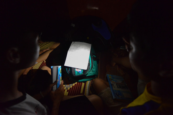 [Photo] Sĩ tử vật vã dùng đèn pin ôn bài trong cảnh mất điện ảnh 8