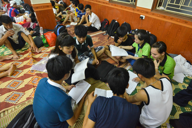 [Photo] Sĩ tử vật vã dùng đèn pin ôn bài trong cảnh mất điện ảnh 2