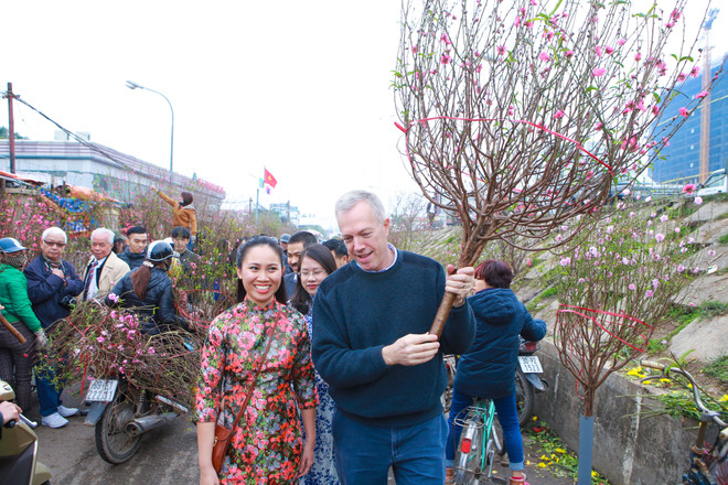 Đi chợ hoa Quảng An, Đại sứ Mỹ tâm sự kế hoạch nghỉ Tết Nguyên đán ảnh 14