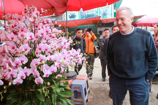 Đi chợ hoa Quảng An, Đại sứ Mỹ tâm sự kế hoạch nghỉ Tết Nguyên đán ảnh 1