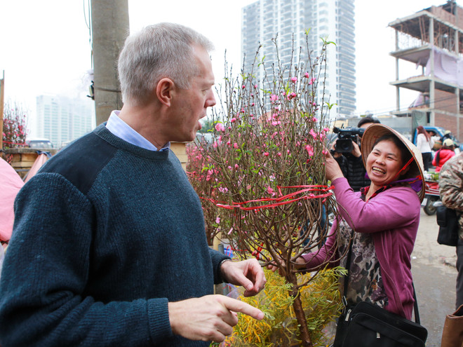 Đi chợ hoa Quảng An, Đại sứ Mỹ tâm sự kế hoạch nghỉ Tết Nguyên đán ảnh 16