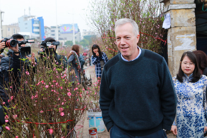 Đi chợ hoa Quảng An, Đại sứ Mỹ tâm sự kế hoạch nghỉ Tết Nguyên đán ảnh 9