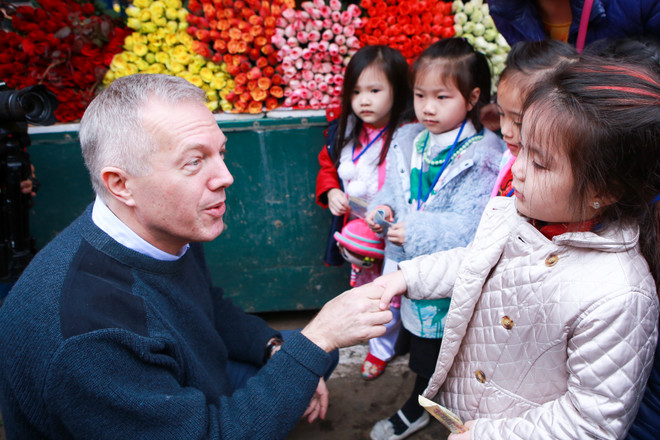 Đi chợ hoa Quảng An, Đại sứ Mỹ tâm sự kế hoạch nghỉ Tết Nguyên đán ảnh 7