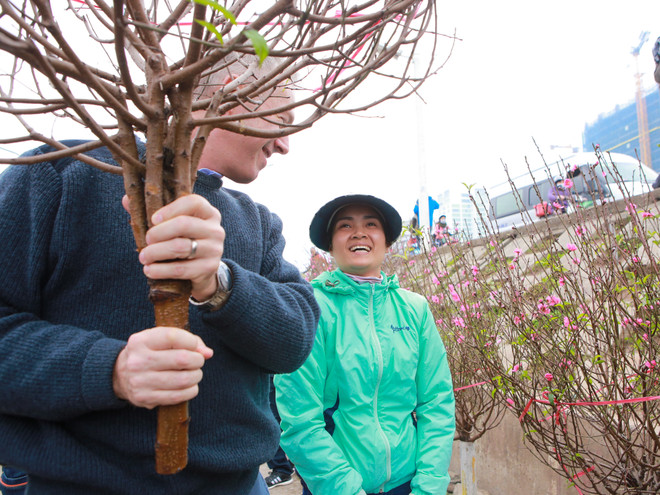 Đi chợ hoa Quảng An, Đại sứ Mỹ tâm sự kế hoạch nghỉ Tết Nguyên đán ảnh 12